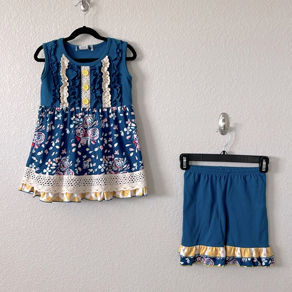 Girls size 6 matching two piece set. Tunic, shorts, Blue, yellow, floral, ruffle